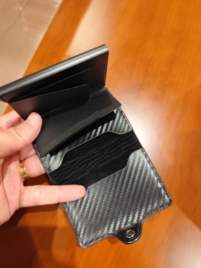 Carteira de homem com caixa para cartões anti clonagem