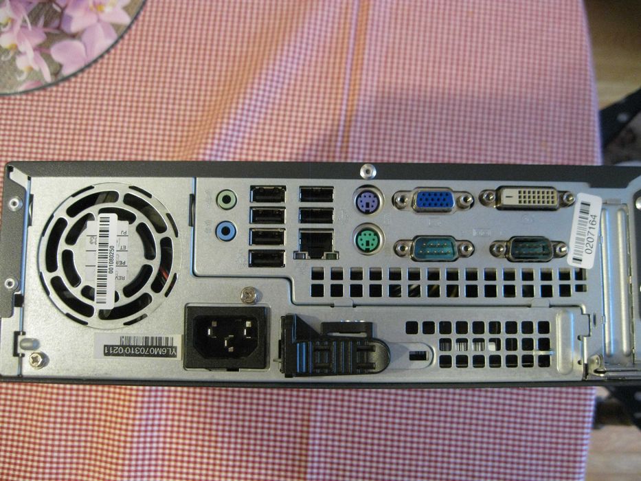 Komputer    FUJITSU   kompaktowa obudowa