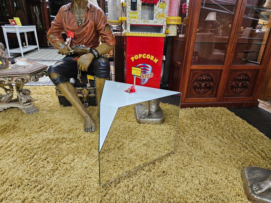 Mesa de centro espelhada nas laterais e lacada no ta