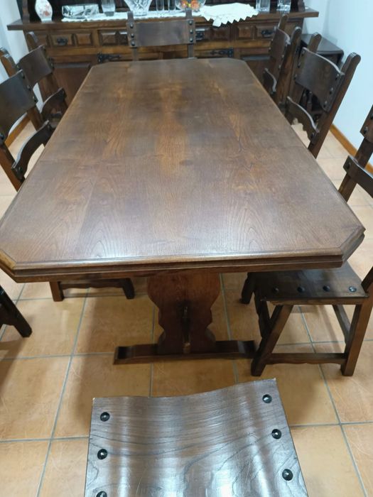 Mesa e 8 cadeiras - madeira maciça