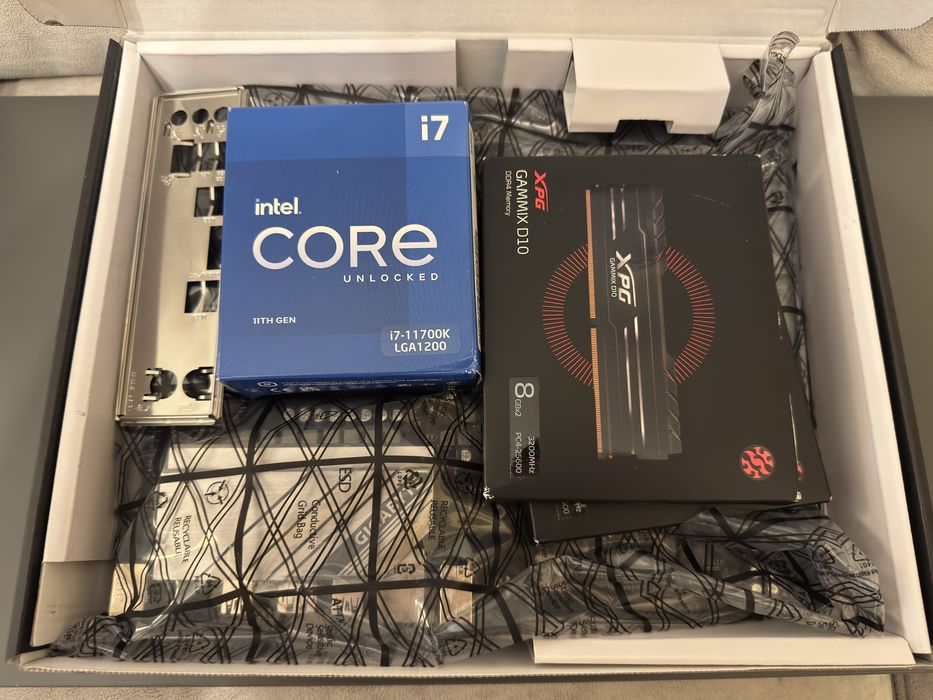 i7-11700k + Gigabyte Z590D + 32GB DDR4 3200 XPG