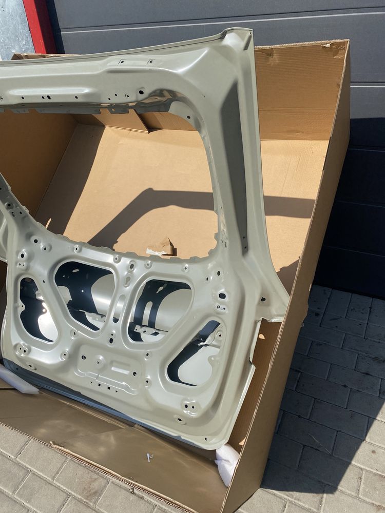 Крышка багажника Tesla Model Y