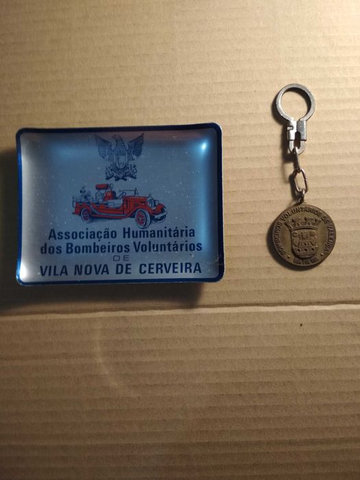 Cinzeiro e porta chaves sobre Bombeiros