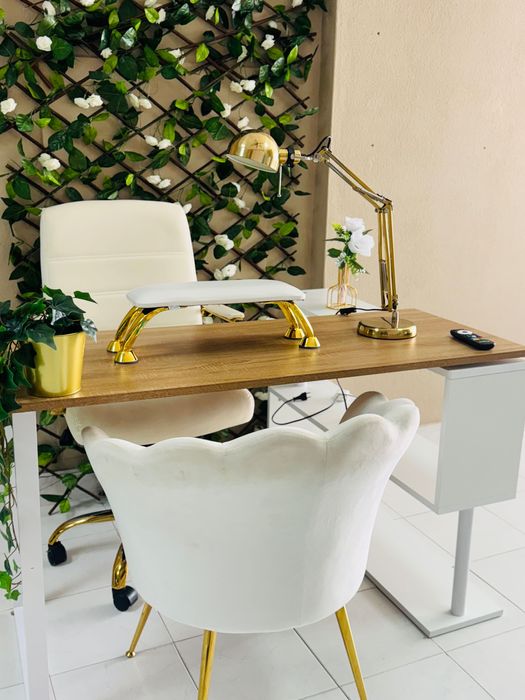 ALUGO MESA DE MANICURE JUNTO AO METRO