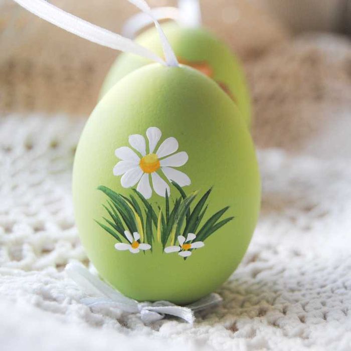 Pisanka zajączek na zielonym tle