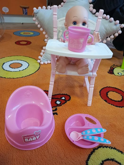 Laleczka z akcesoriami do karmienia