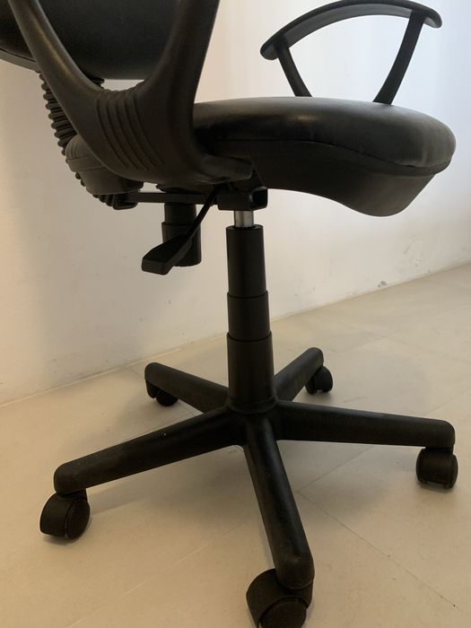 Cadeira de escritório com apoio de braços e elevador