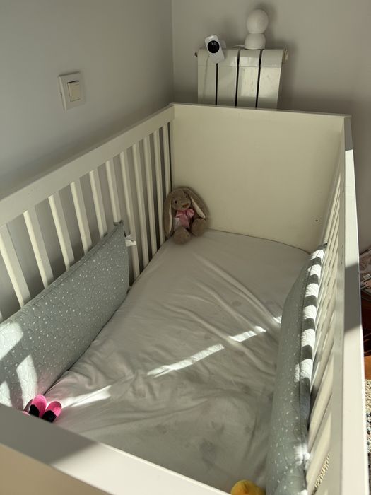 Berço com grades bebé