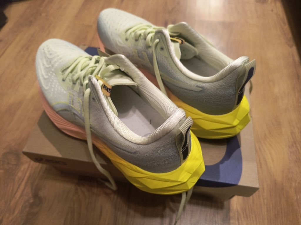 Buty do biegania Asics Novablast 4 Paris r. 40