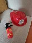 Capacete e extintor de bombeiros.