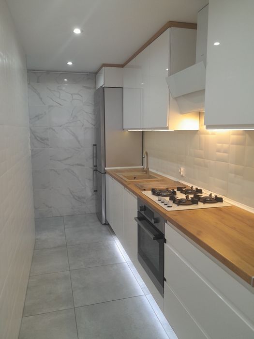 Mieszkanie dwupokojowe z dodatkowym pomieszczeniem oraz balkonem