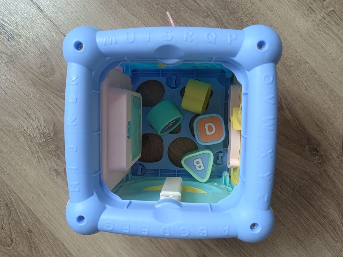 Kostka sensoryczna,grająca z klockami dla niemowlaka