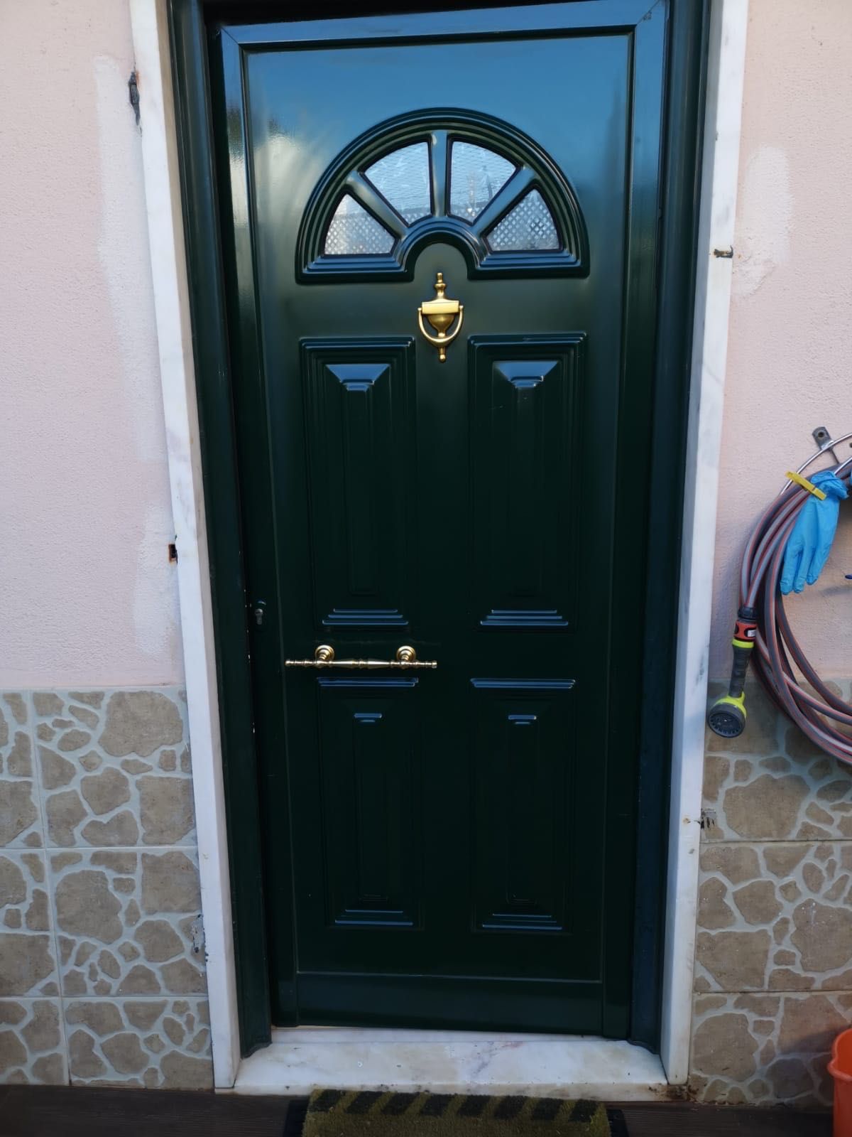 Porta verde com janela