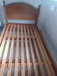 Cama de madeira com estrado
