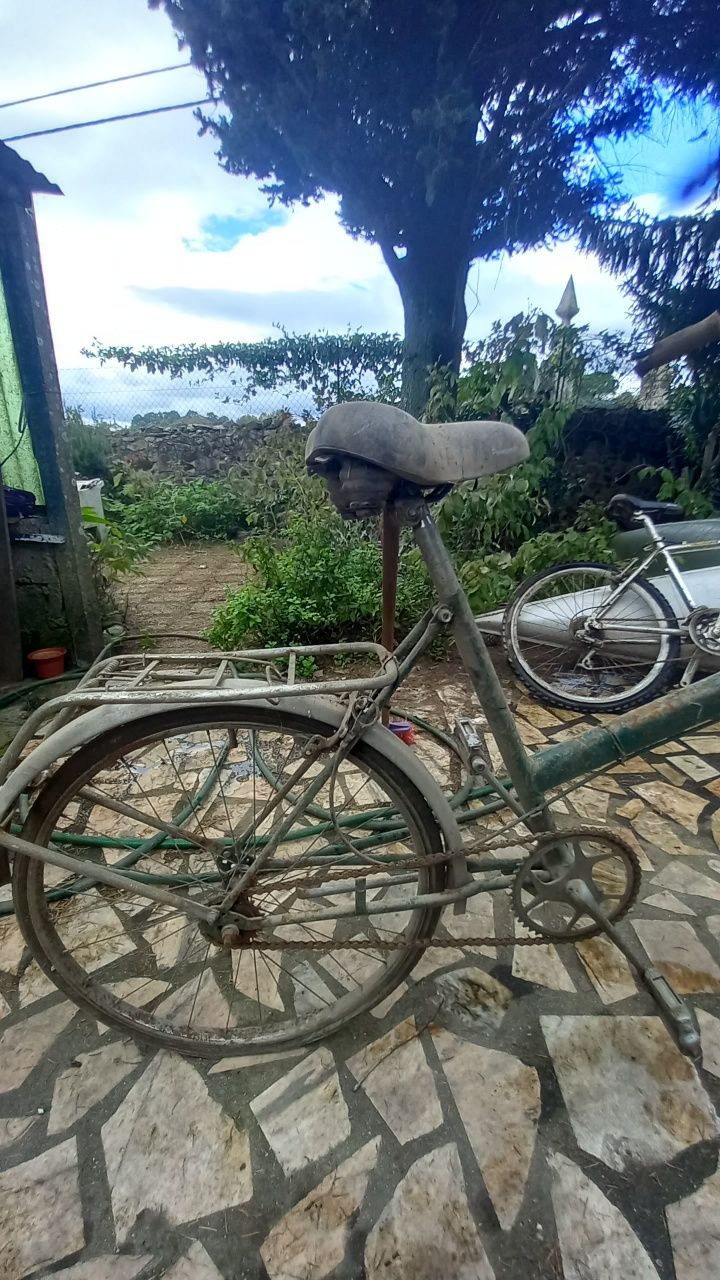 Bicicleta antiga para restauro ,trouxeram na de angola.