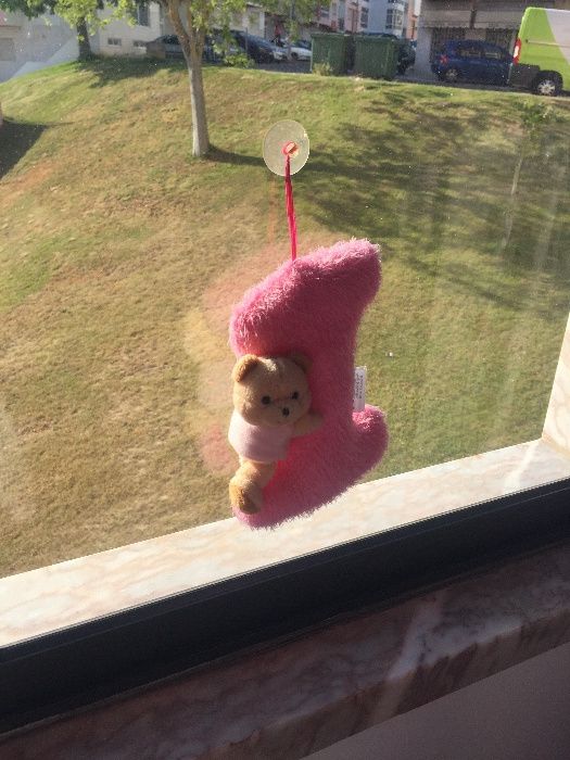 Peluche em formato de “I”