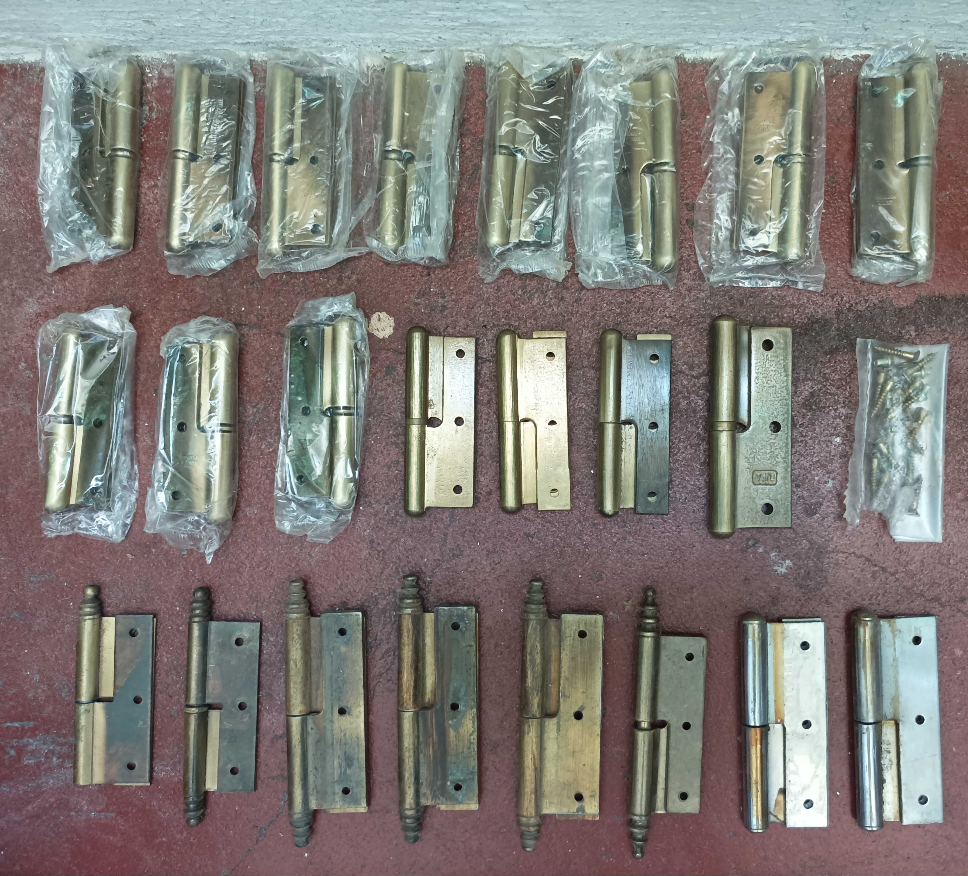 Conjunto de 80 Dobradiças e Puxadores de Porta
