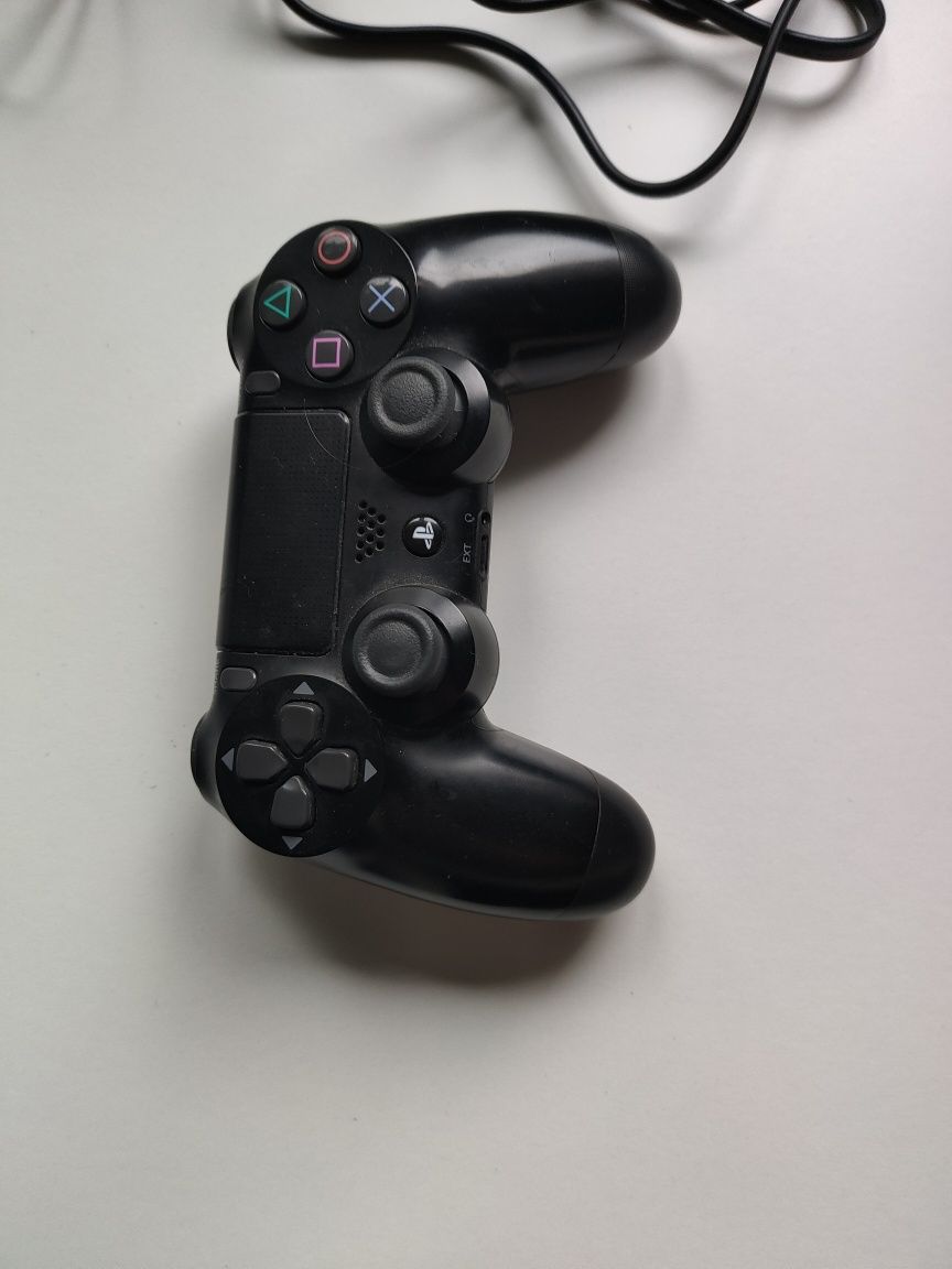 Ps4 slim 1tb z kontrolerem i stacją ładującą na dwa kontrolery