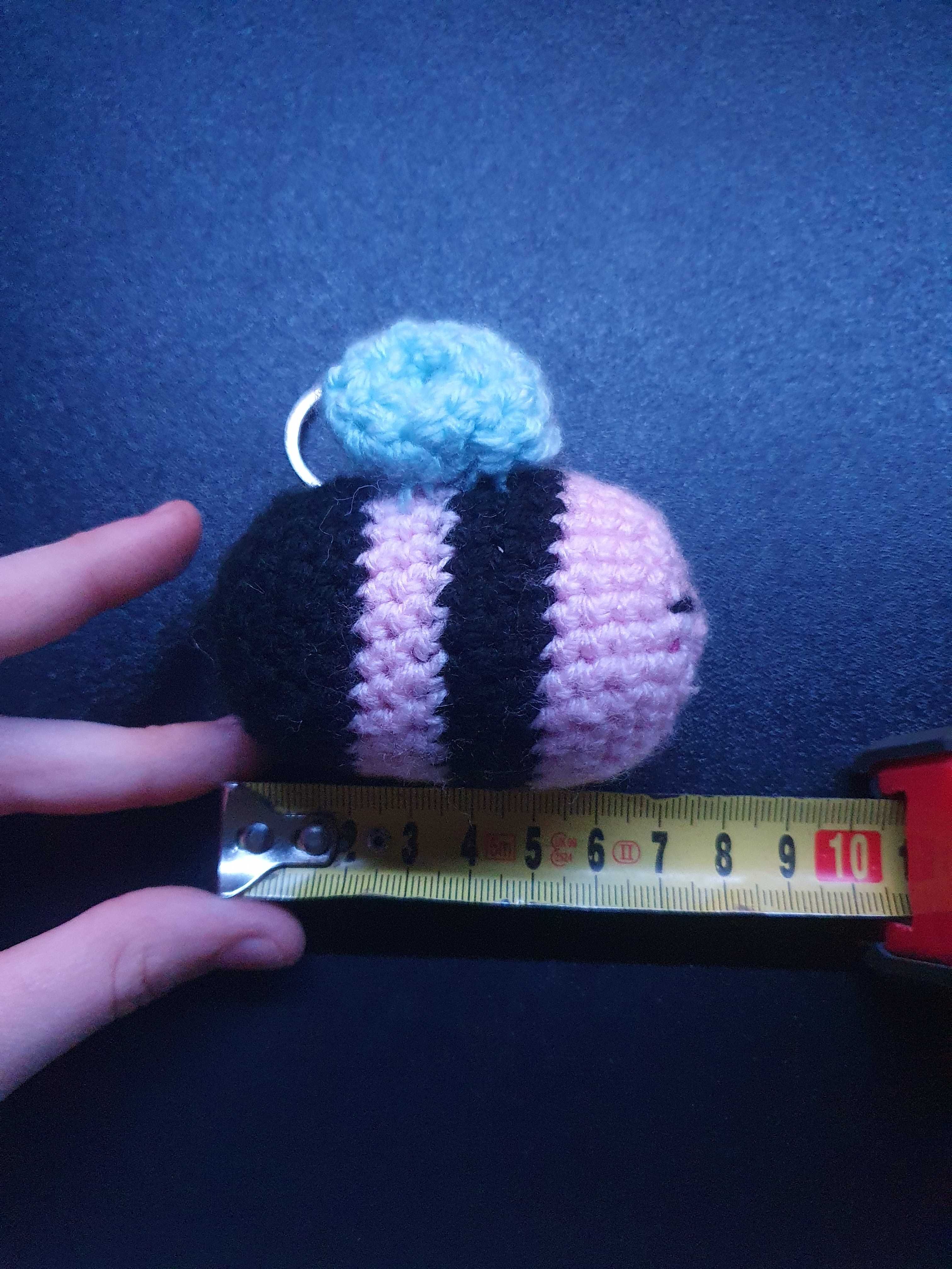 Breloczek pszczoły zrobiony na szydełku #handmade #breloczek