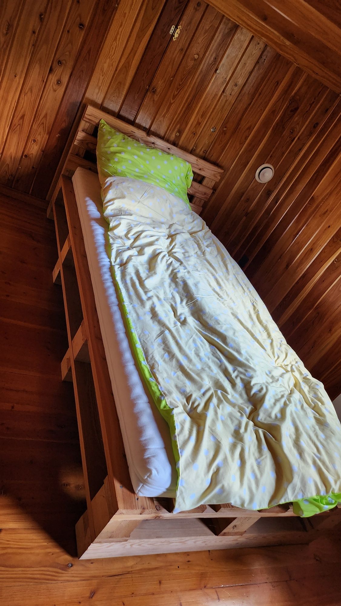 Łóżko paletowe z naturalnego drewna modrzewiowego 95 x207