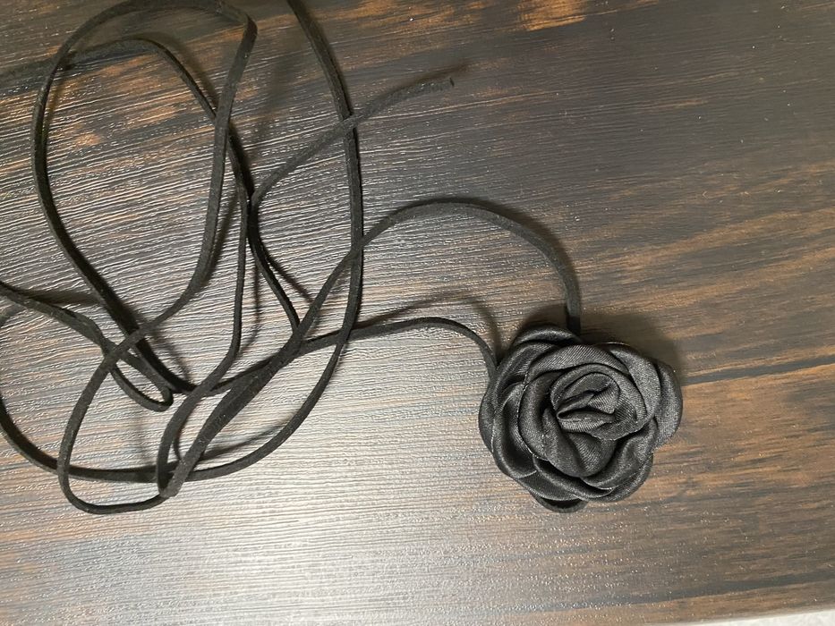 Прикраса на шию троянда