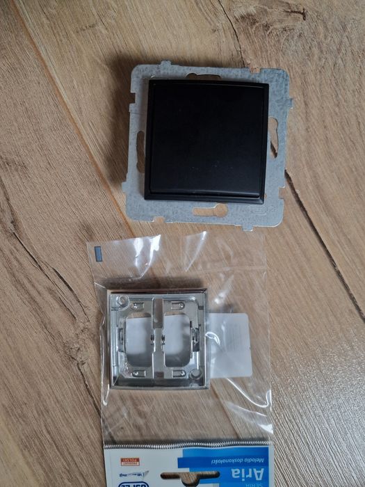 Włącznik pojedynczy, wyłącznik światła Aria czarny srebrny moduł