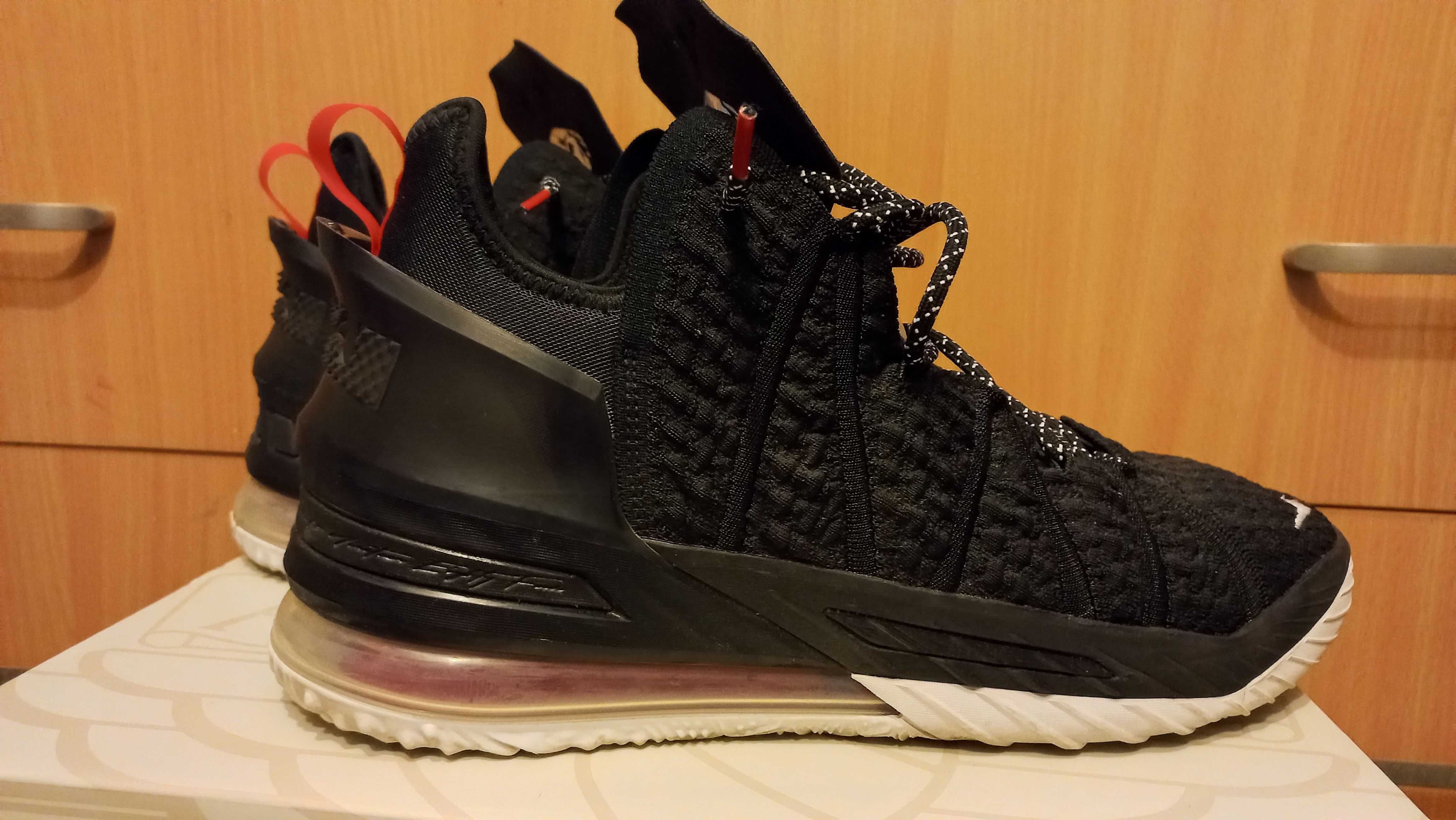 Nike LeBron 18 w kolorystyce "Bred" roz. 46