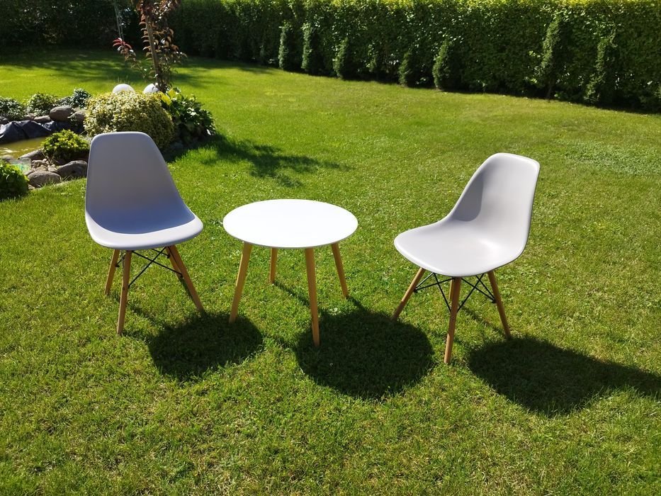 Stolik kawowy z 2 krzesłami