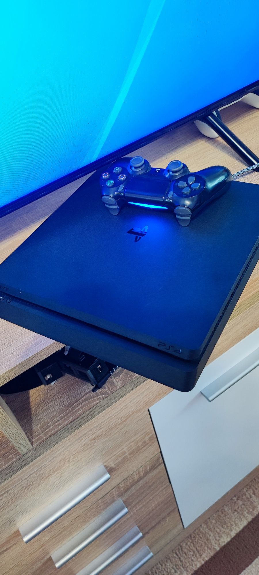 Продам ігрову приставку  ps4 slim 1tb 1 геймпад