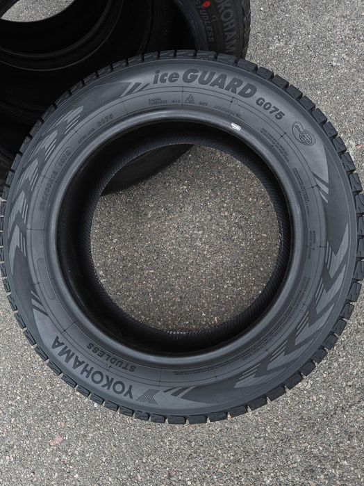 R18 235 60 шини зимові Yokohama Ice Guard G075 як нові Японія