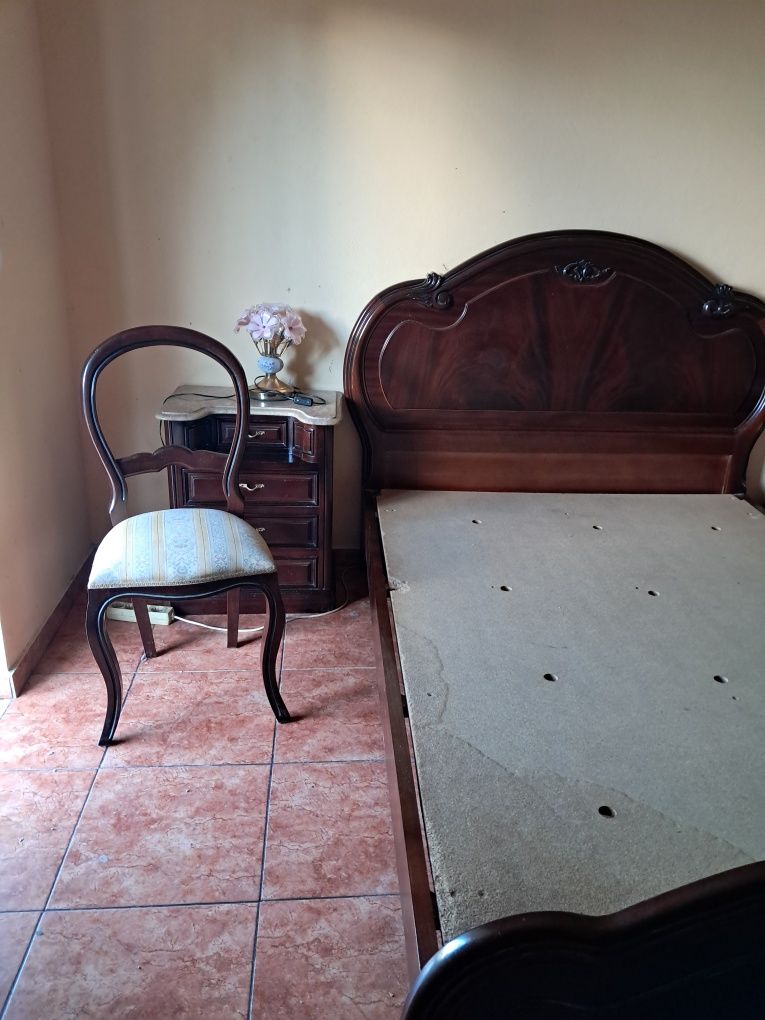Mobília de casal em madeira maciça.
