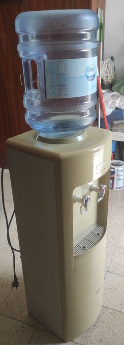 Dispensador de água fria e quente