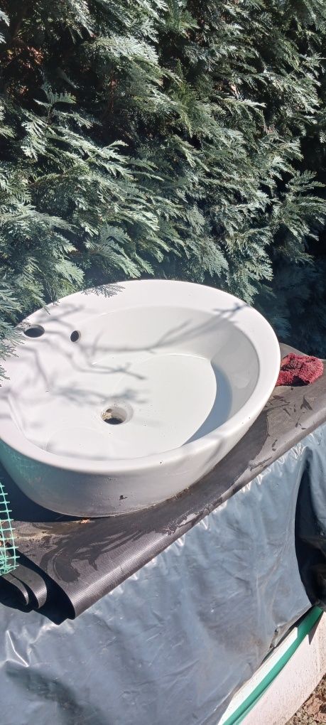 Ceramiczna umywalka nablatowa Kerra.