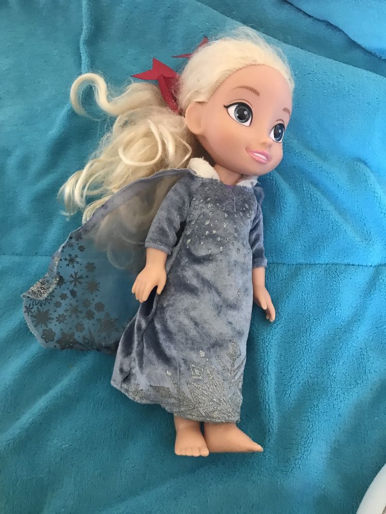 Boneca frozen (  anta e fala)