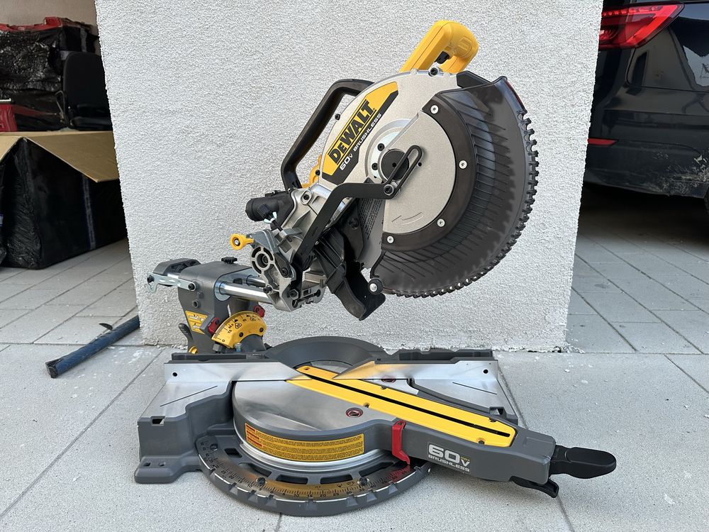 Пила торцювальна акумуляторна FLEXVOLT DeWALT DCS781
