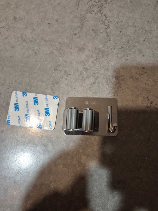 samoprzylepny uchwyt na miotłę ze stali nierdzewnej,