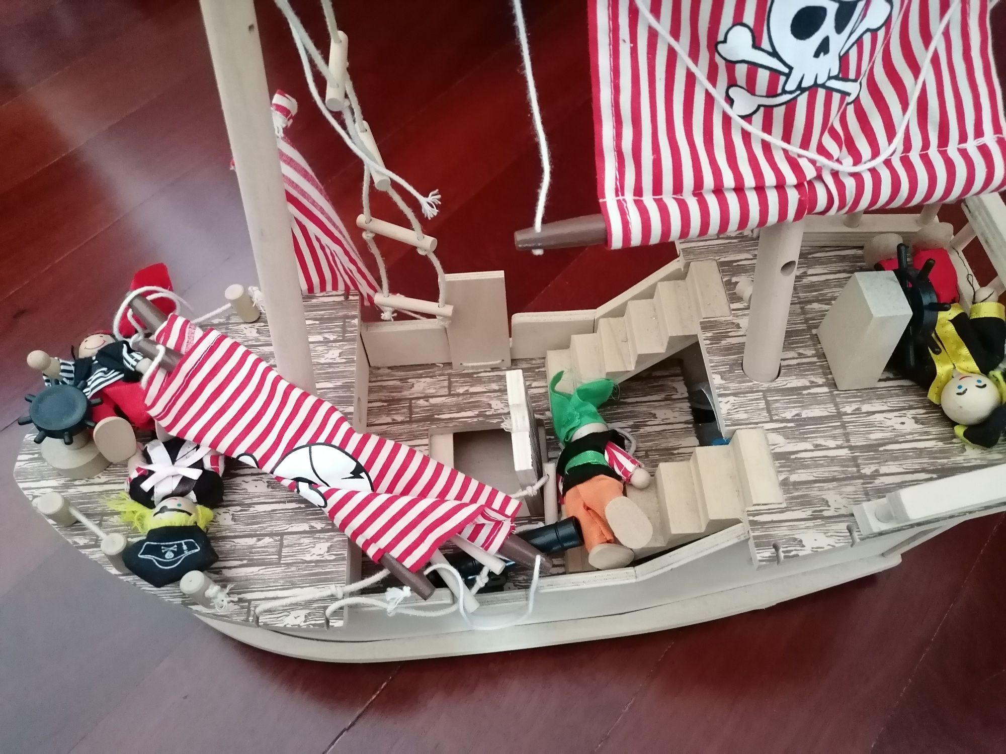Barco dos Piratas em madeira