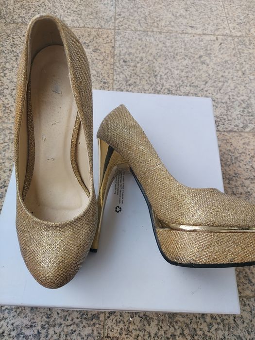 Sapatos dourados de senhora da S. Fashion