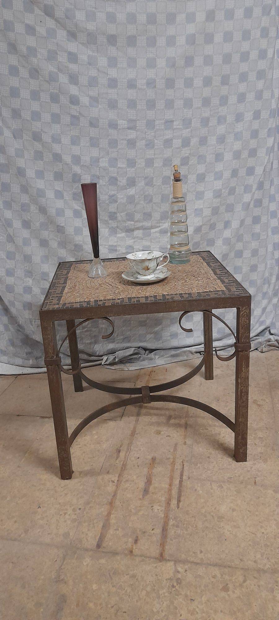 Mesa baixa de ferro