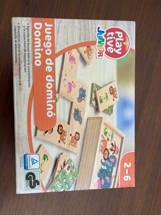 Jogos diversos em madeira para crianças