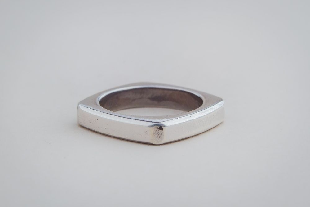 Srebrny pierścionek marki Kruk Vis
