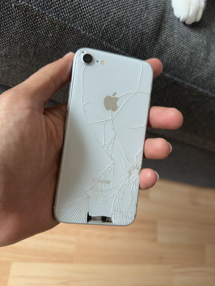Iphone 8  / moto g7