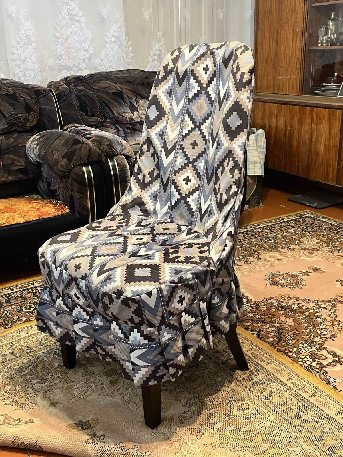 Кресло с чехлом для дома