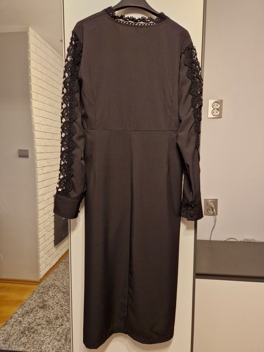 Czarna Sukienka wizytowa z rozcięciem midi