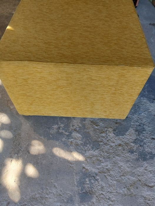 Puff em tons de amarelo forrado