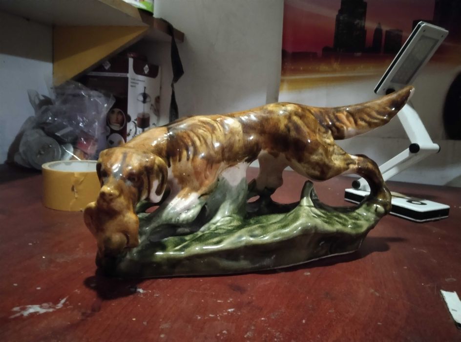 Фарфорова статуетка собакі на полюванні