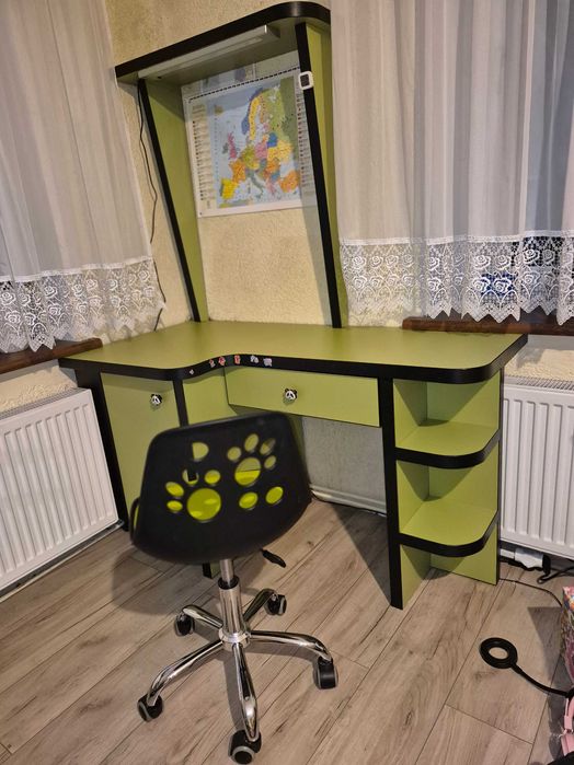 Biurko z fotelem, kształt fortepianu na wymiar pogrubiany blat i półki