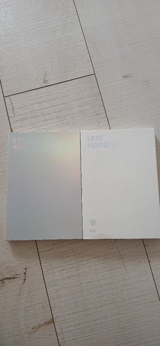 Zestaw dwóch albumów BTS.