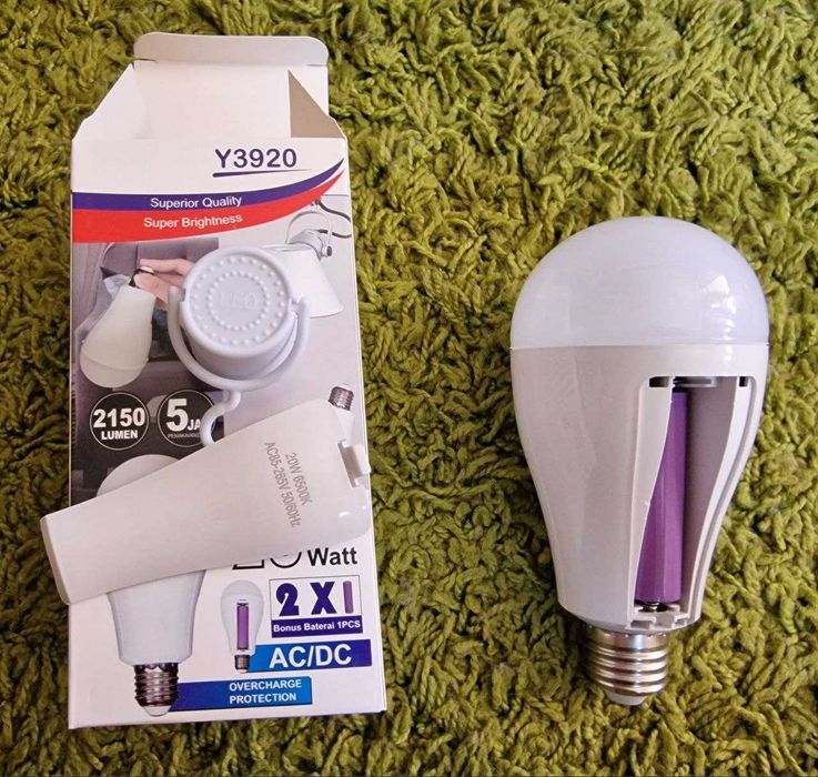 Лампочка з двомя акумуляторами для блекаута