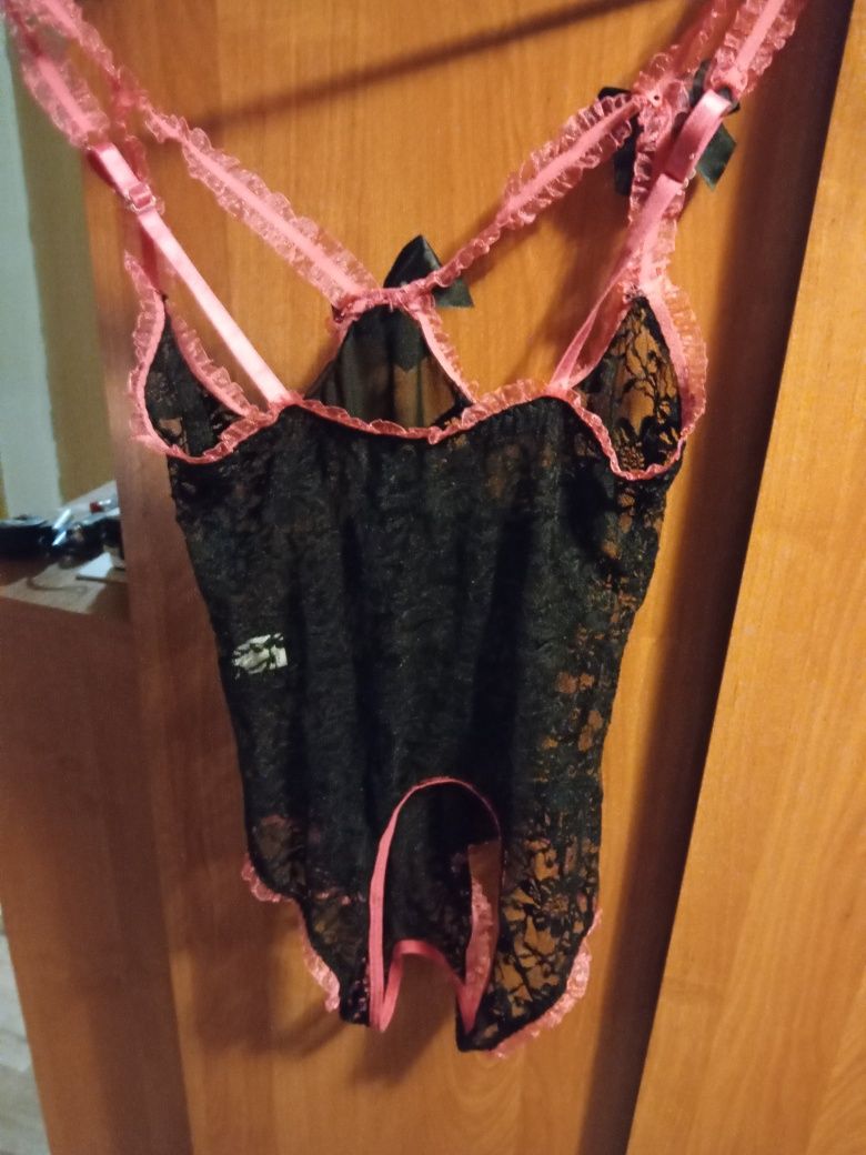 Body koronkowe z kokardkami